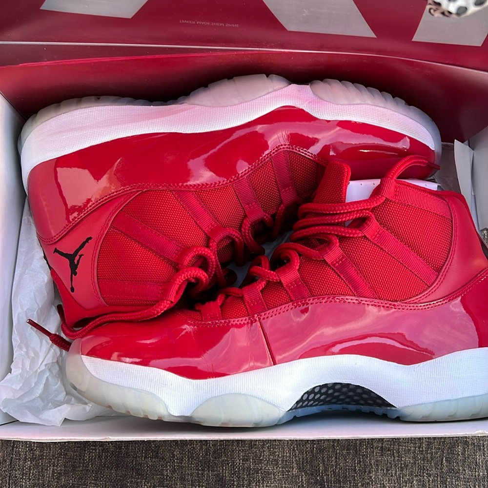 Like New! Worn once. Air Jordan 11 Retro